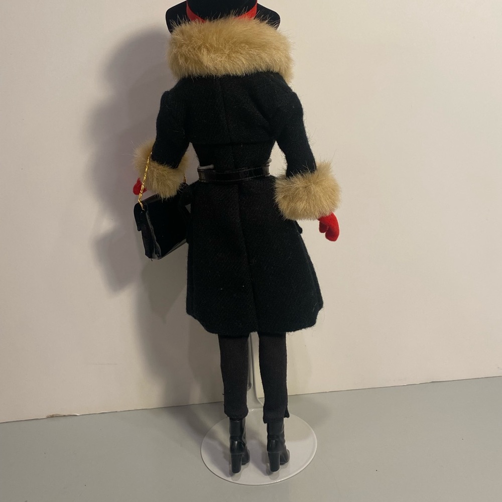 Winter in New York Barbie - Picture 3 of 8